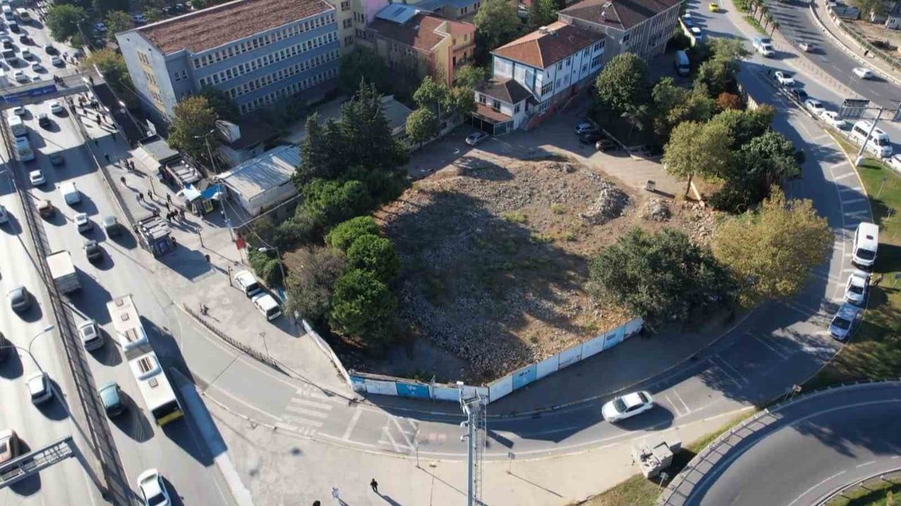 Avcılar'da yıkılan Hacı Ahmet Tükenmez Camii yedi yıldır tamamlanmadı