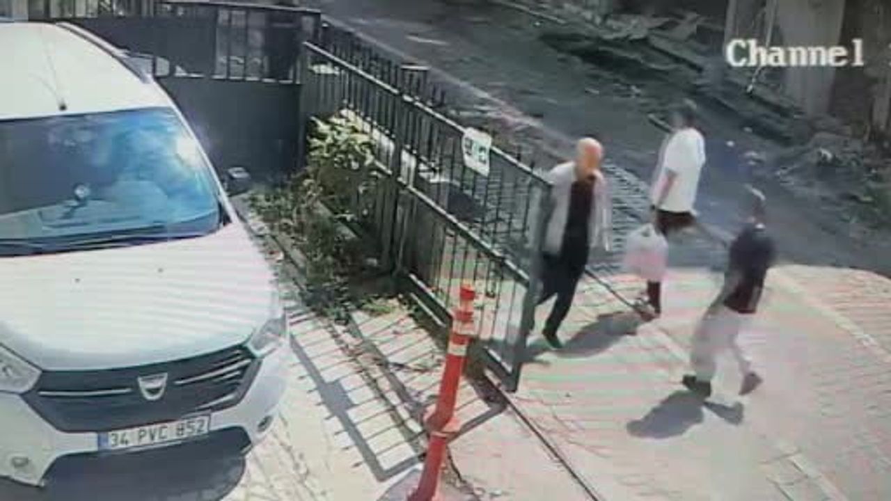 Avcılar'da yıkım anı: bebek arabasıyla geçen aile faciadan son anda kurtuldu