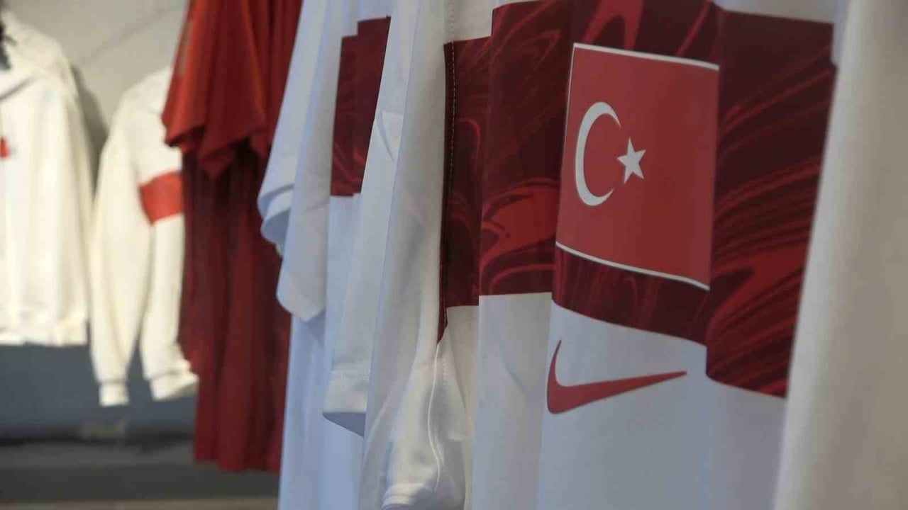 Ay yıldızlı formalar Bursastore’da yoğun ilgi gördü