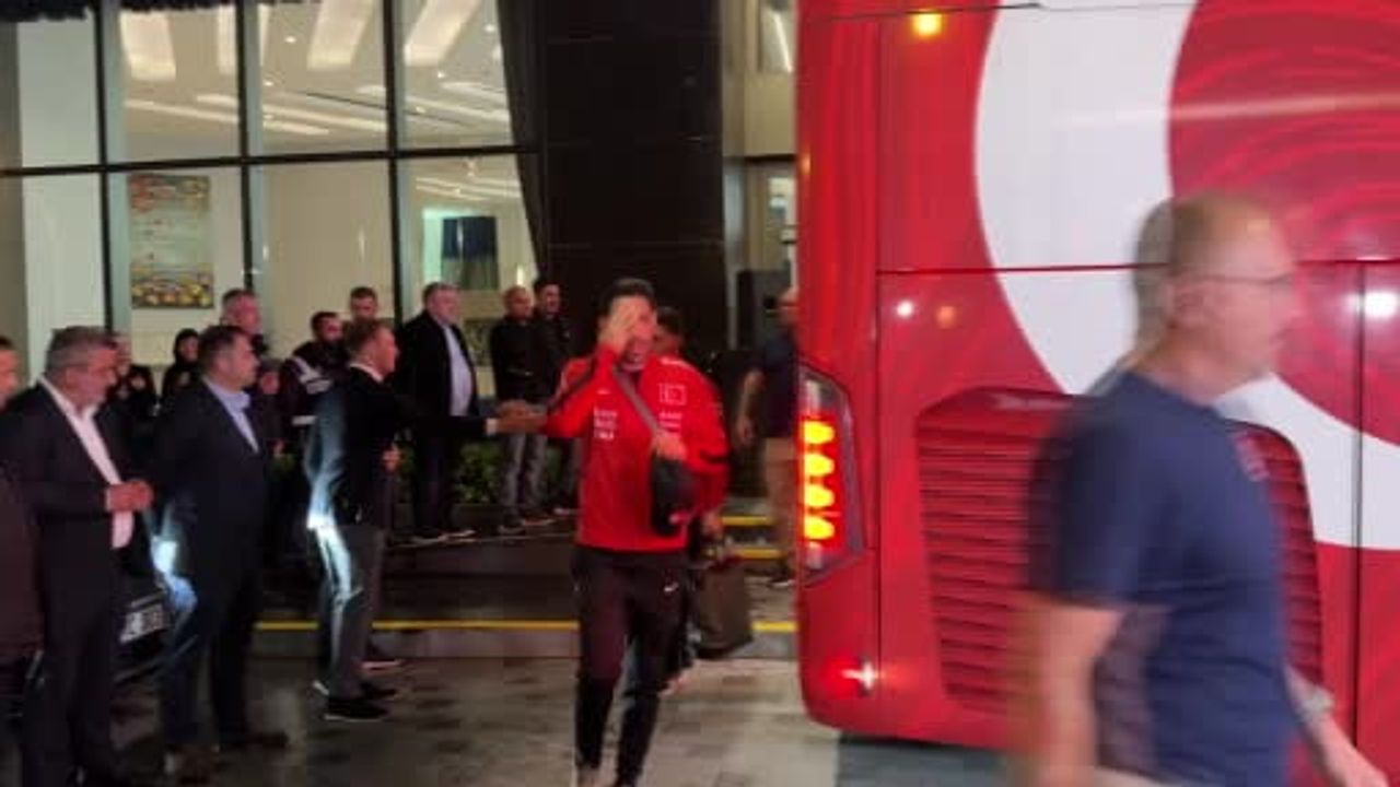 Ay-yıldızlılar Bursa'da yağmura rağmen stada ulaştı