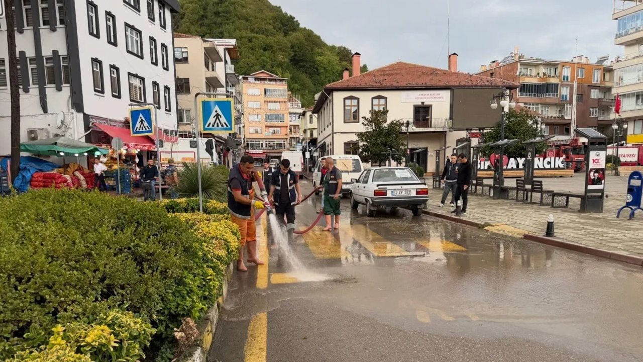 Ayancık’ta sağanak sonrası yaşamı normale döndürme çalışmaları sürüyor