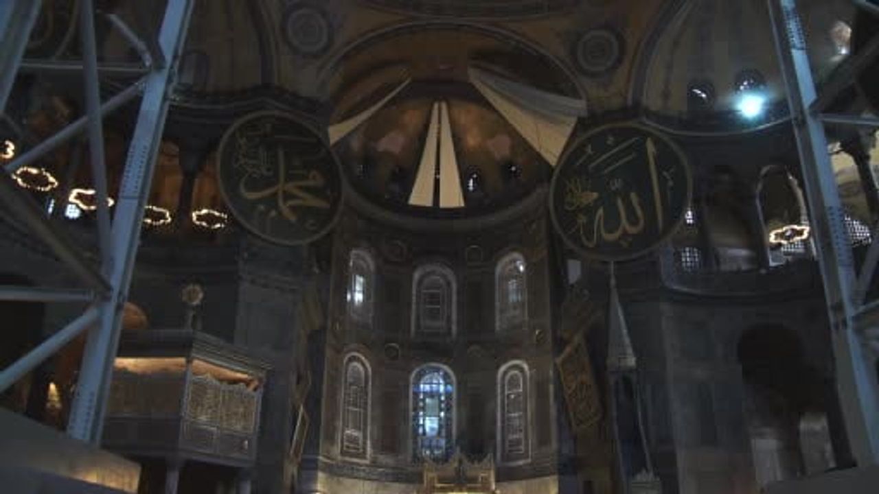 Ayasofya'da doğu yarım kubbenin restorasyonuna geçildi