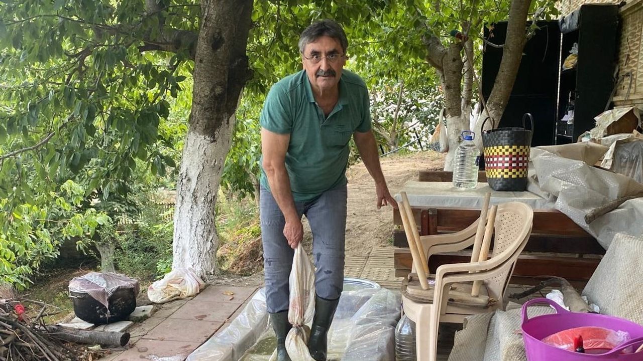 Aydın'da bağlarda ayakla sıkma ve kalaylı kazanlarla pekmez üretimi canlanıyor