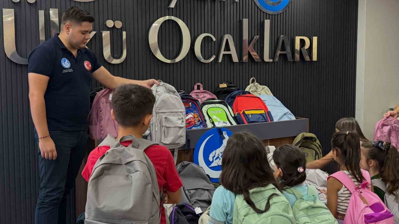 Aydın'de yeni eğitim yılına umut: Ülkü Ocakları'ndan kırtasiye desteği