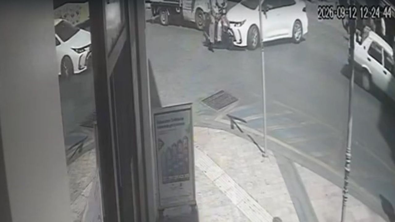Aydın Efeler'de bulvardan dönüş kazası kamerada; vatandaşların müdahalesiyle bir kişi yaralandı