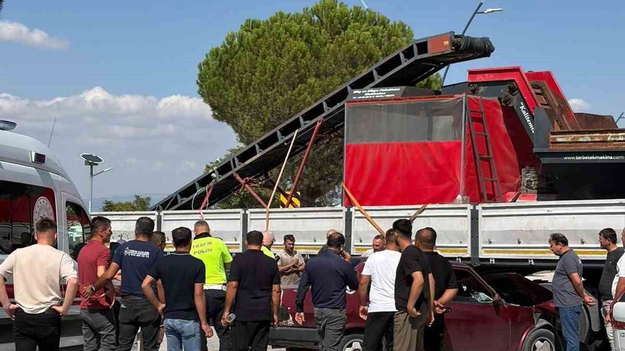 Aydınlık Evler Mahallesi'nde çarpışma: otomobildeki iki kişi yaralandı