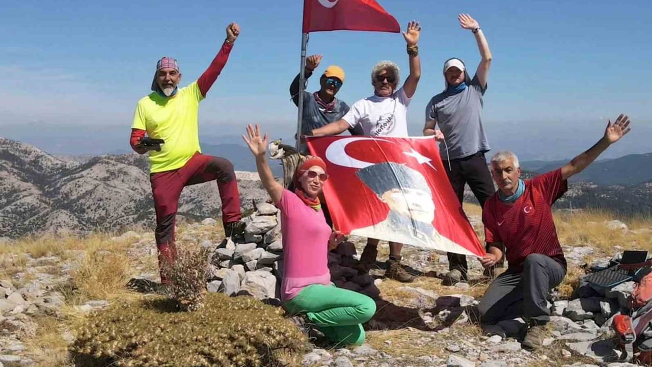 Ayıçtu zirvesi'nde vefa duruşu: Muğlalı dağcılar gaziler için bayrak dikti