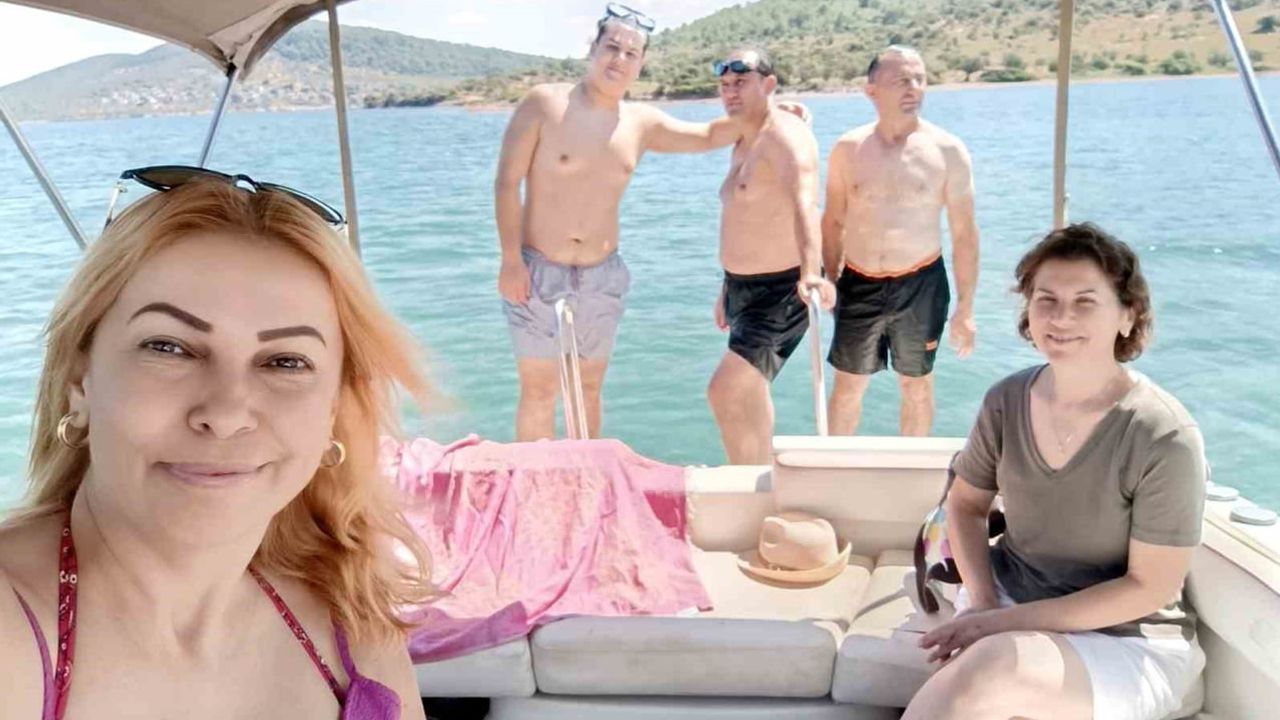 ayıvalıkta tekneyle yarışan yunusun sevimli gösterisi geziye renk kattı