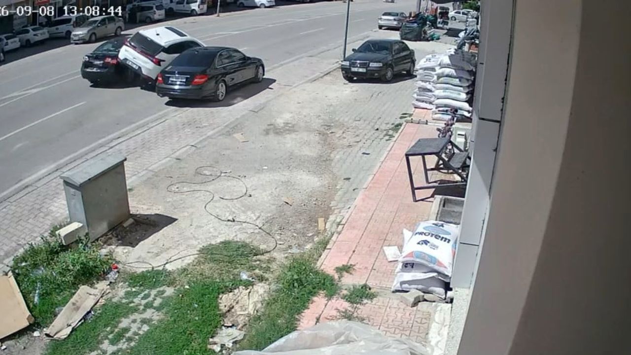 Aynı kavşakta bir gün arayla iki kaza güvenlik kamerasında