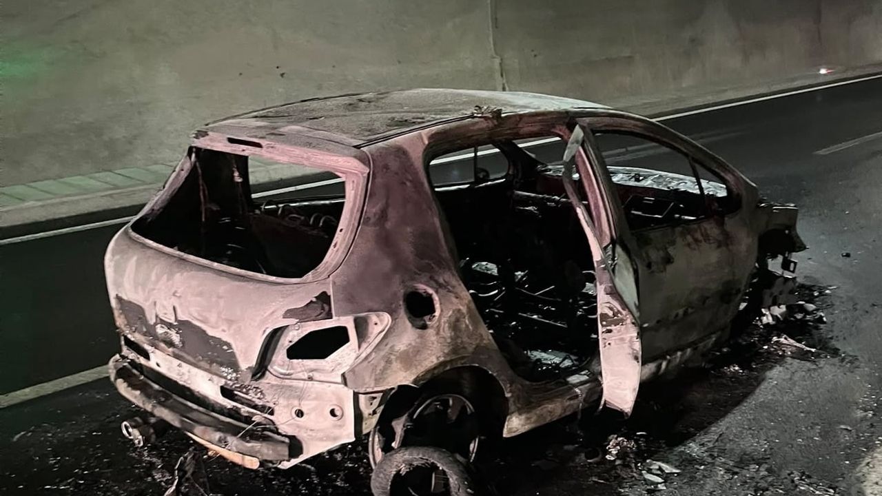 Ayvacık'ta Troya tünelinde otomobil yangını, araç küle döndü