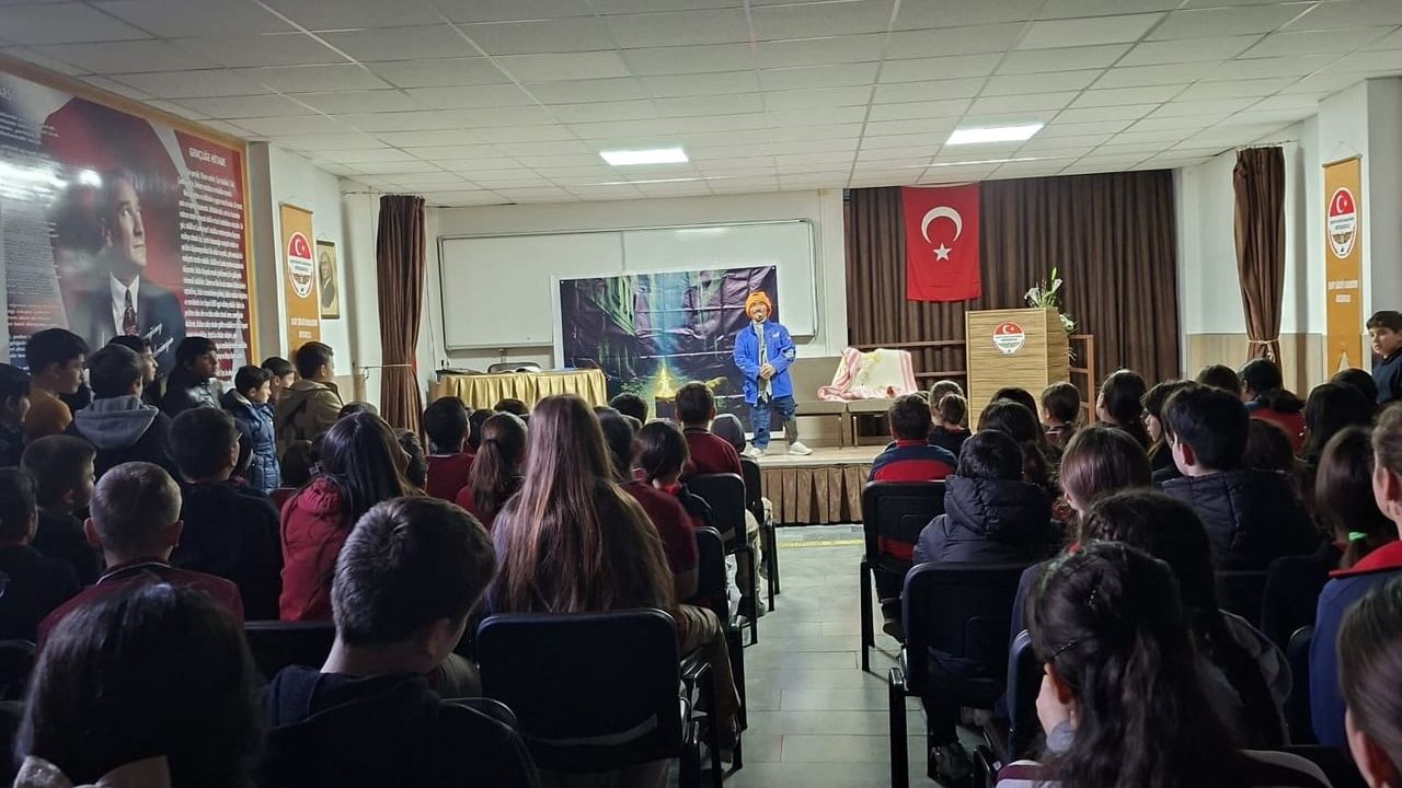 Ayvalık’ın izlerini sahneye taşıyan Yalnız Bir Adamın Hikâyesi