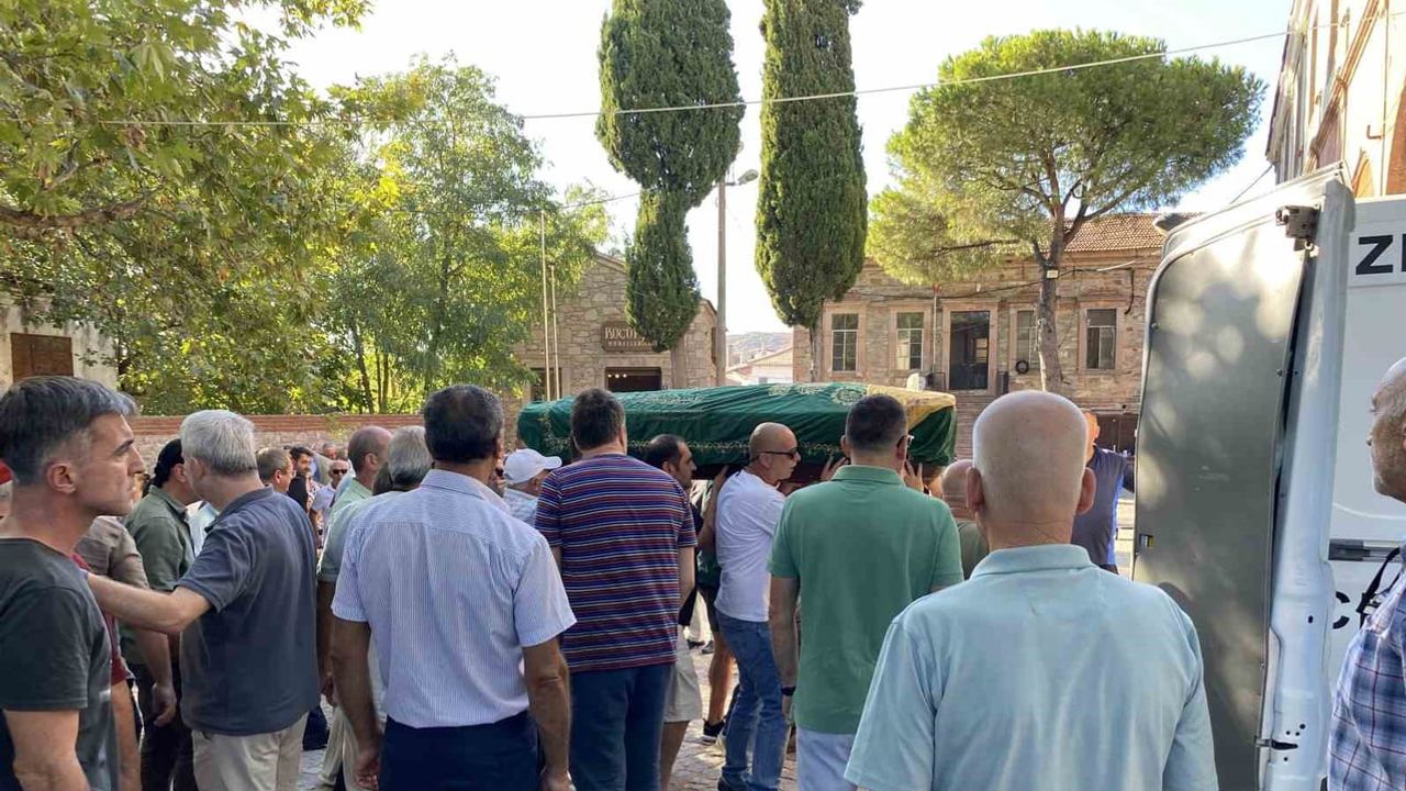 Ayvalık'ta hukuk dünyasından acı veda: Günay Benli'nin annesi Münevver Benli toprağa verildi