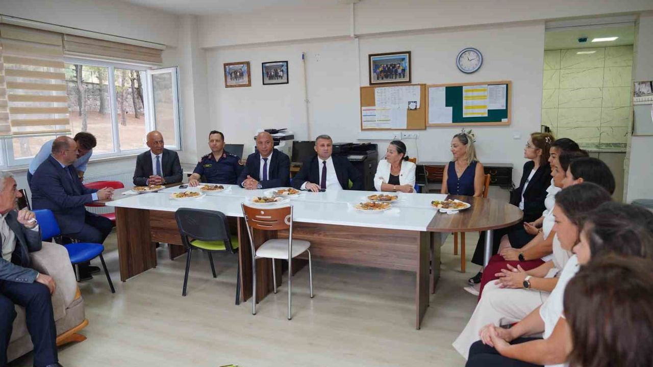 Ayvalık'ta ilköğretim haftası coşku ve hazırlıkla başladı