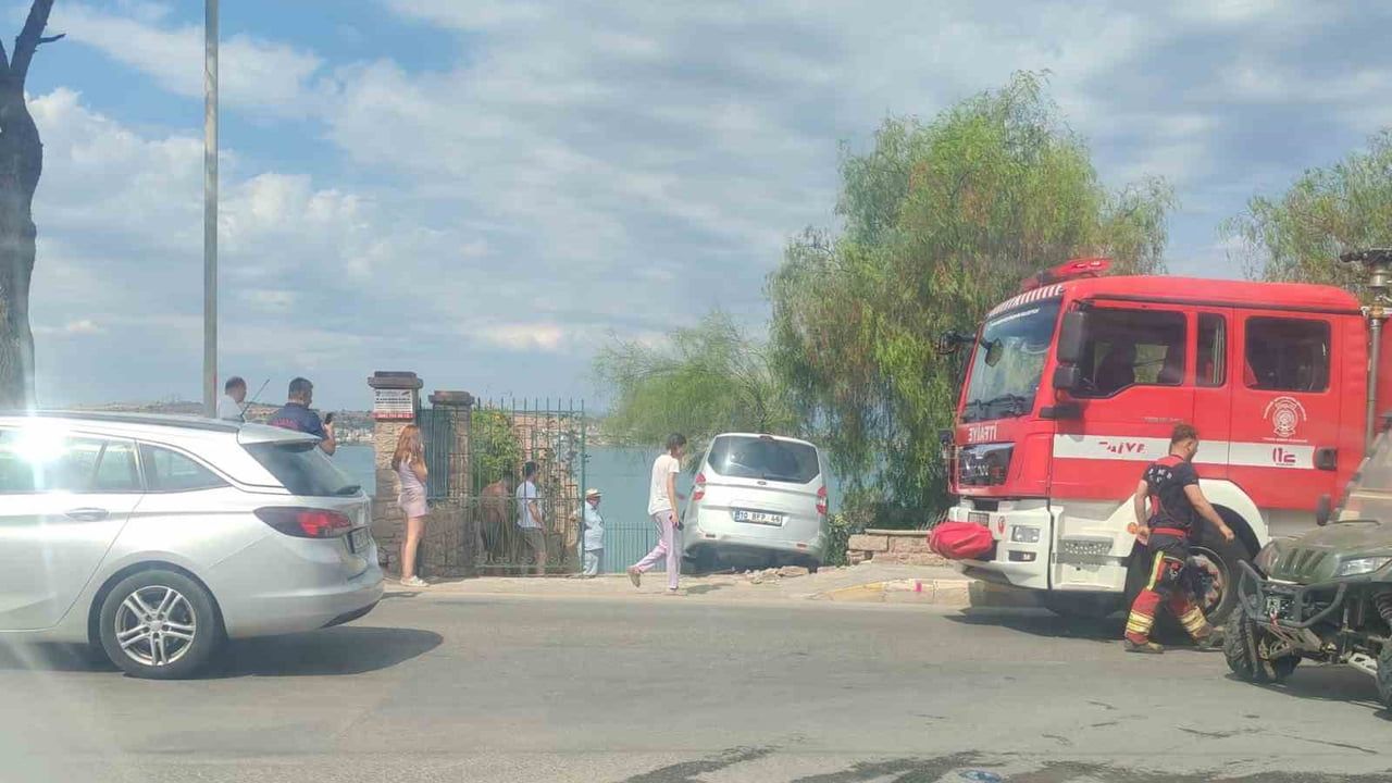 Ayvalık'ta otomobil evin bahçesine girdi, sürücü hafif yaralandı