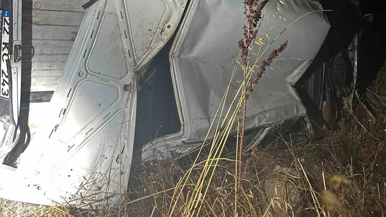 Babaeski'de gece tarlaya savrulan otomobil hurdaya döndü