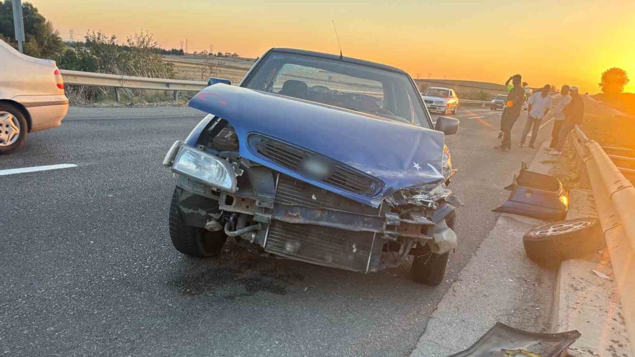 Babaeski'de lastiğin kopması otomobili bariyerlere savurdu