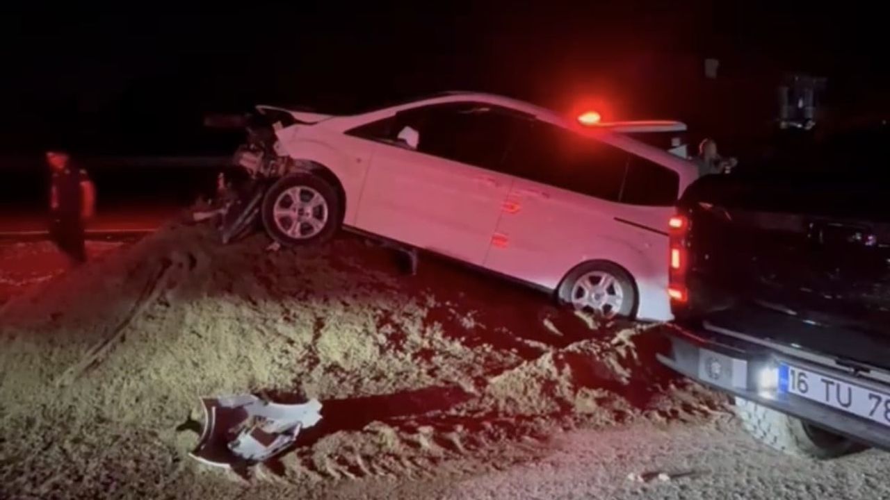 Bademli kavşağında toprak rampada asılı kalan otomobil görenleri şaşırttı