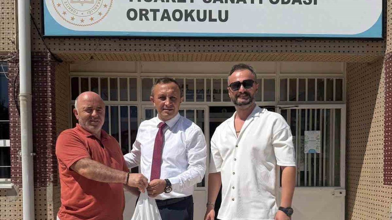 Bafra'da gönüllü dernekten öğrencilere kırtasiye desteği
