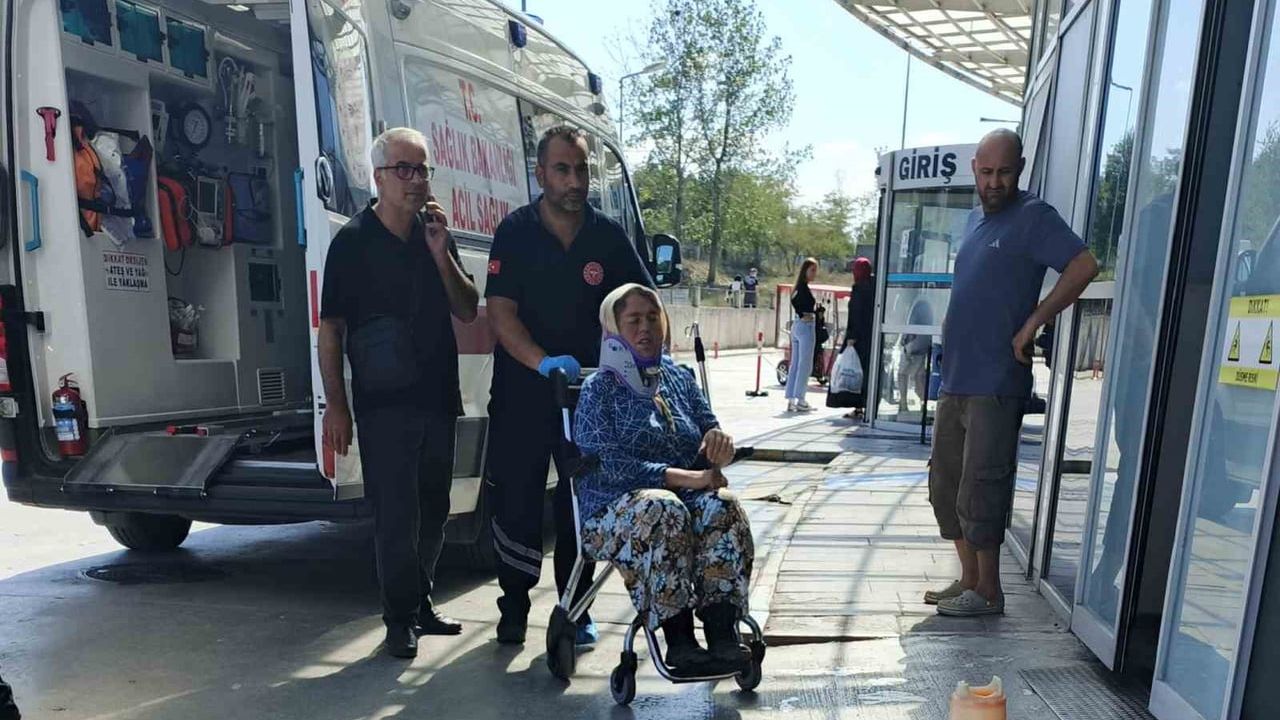 Bafra'da römork devrildi, altı kişi hastaneye kaldırıldı