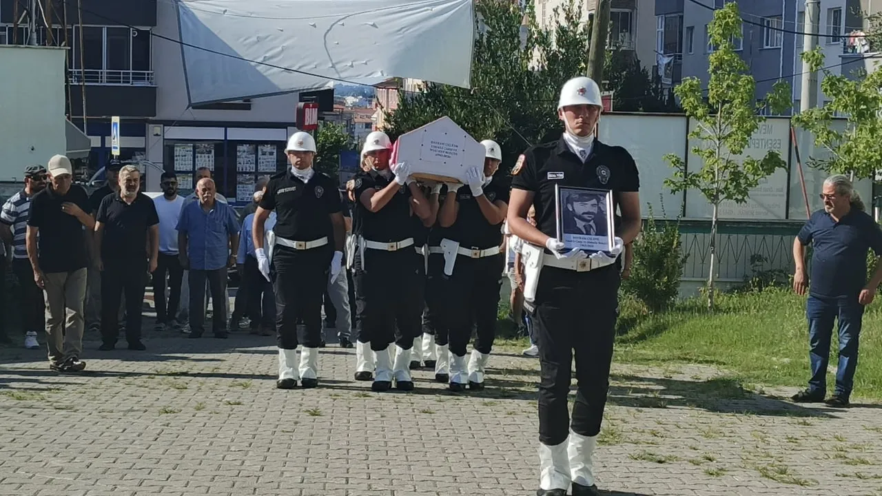 Bafra’nın emekli bekçisi Bayram Çelenk son yolculuğuna uğurlandı