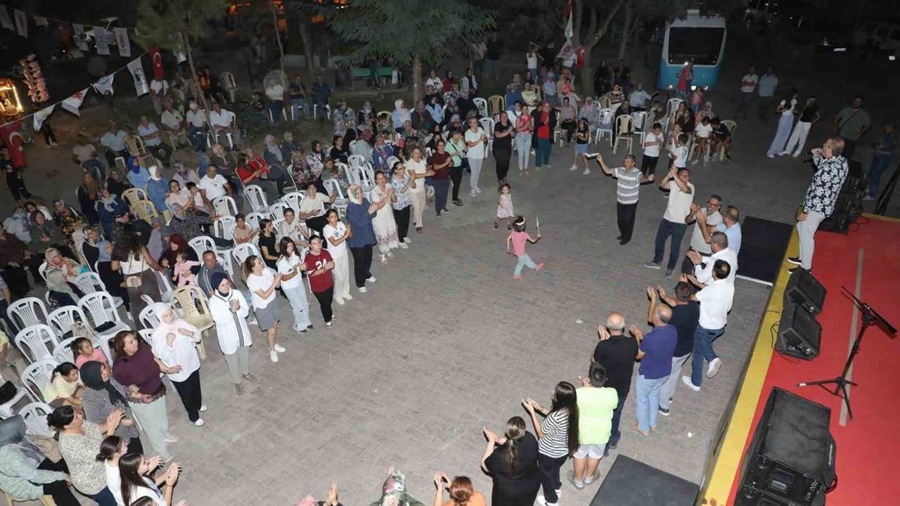 Bağ bozumu şenliği Aşağıçobanisa'da söyleşi ve konserle renklendi