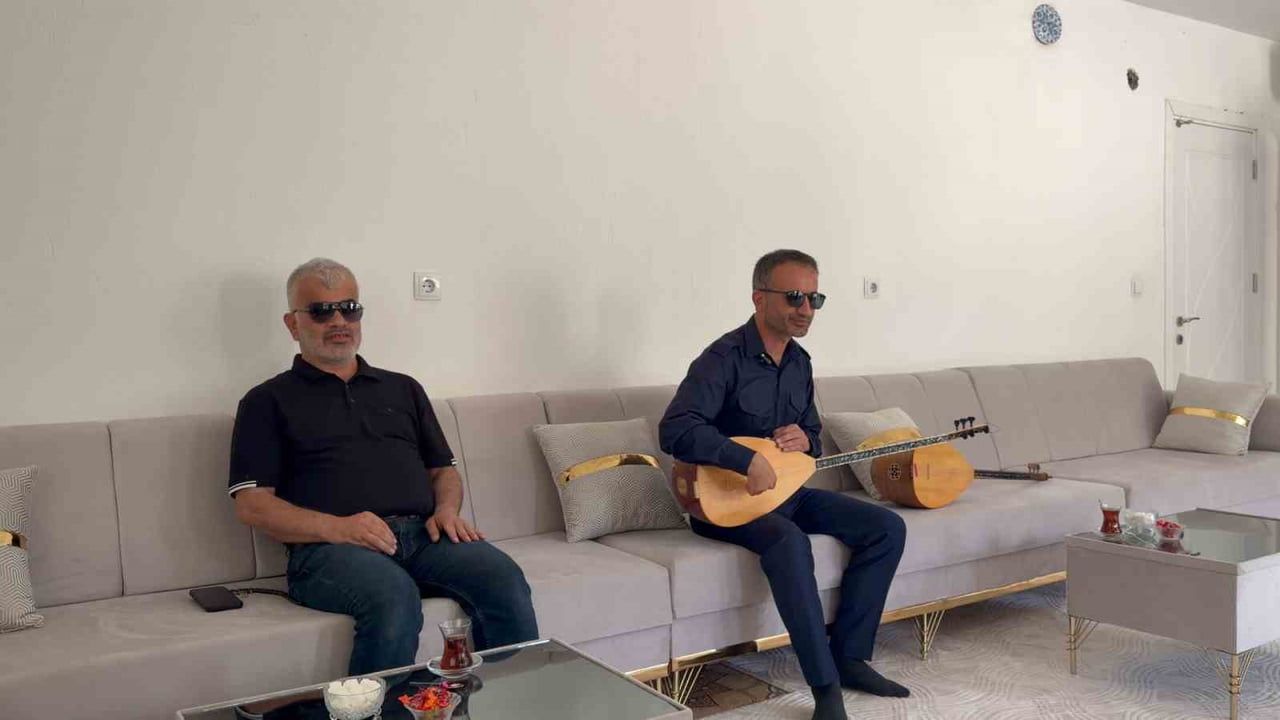 bağlamayla yolunu bulan usta: 30 kilometrelik azimle öğrencilerine ışık tutuyor