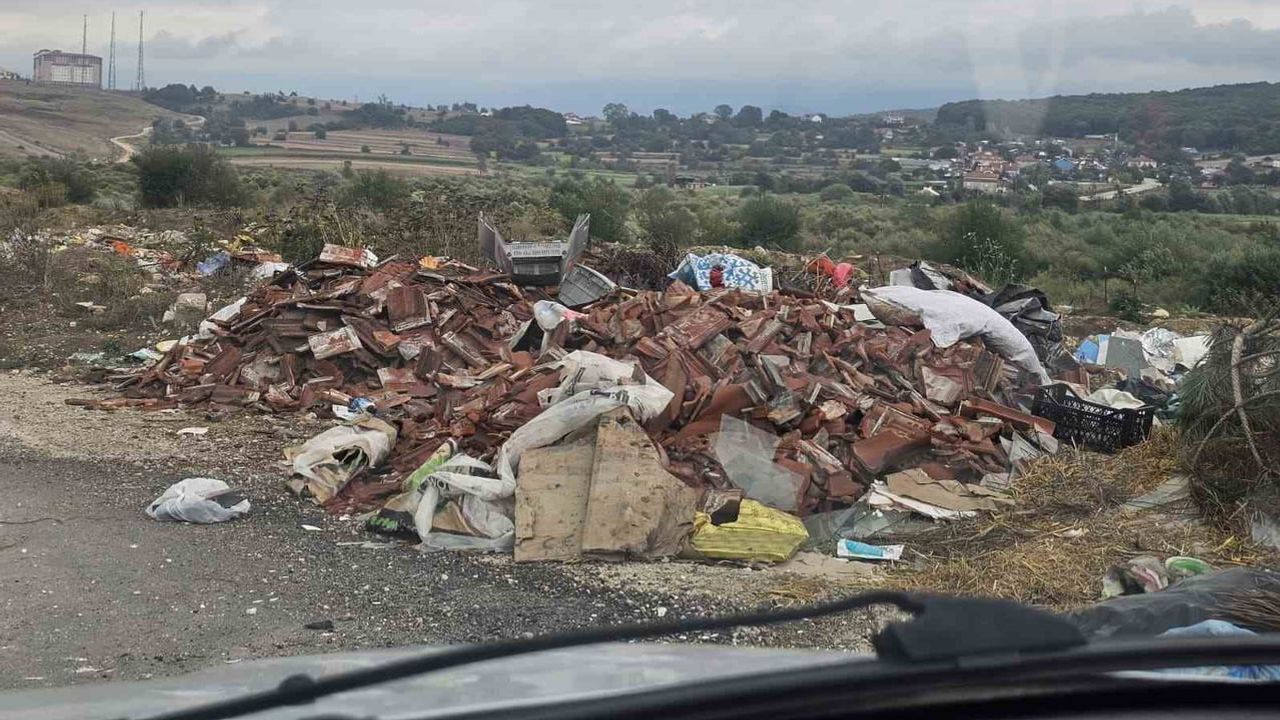 Bağlantı yolu kaçak dökümle köy girişini çöp alanına çevirdi