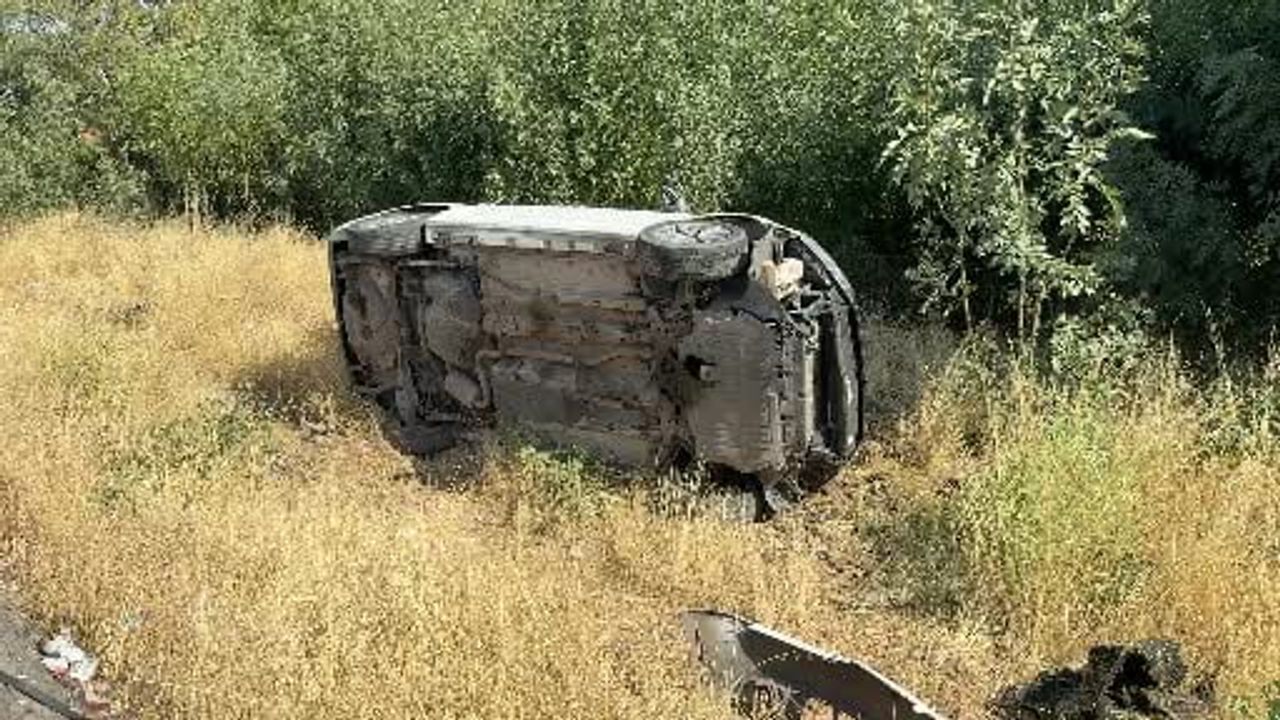 Bağlar'da bir viraj daha kazayla sonuçlandı: otomobil devrildi