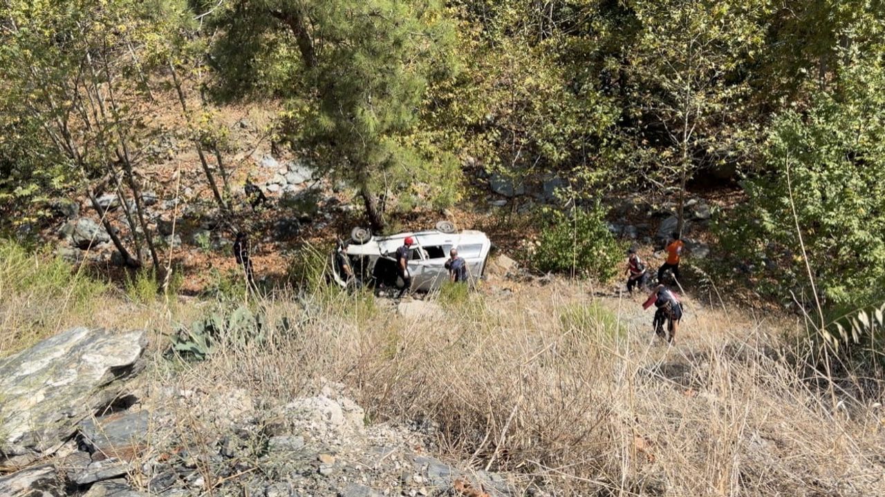 Bahçe'de uçuruma yuvarlanan otomobilde 1 kişi hayatını kaybetti
