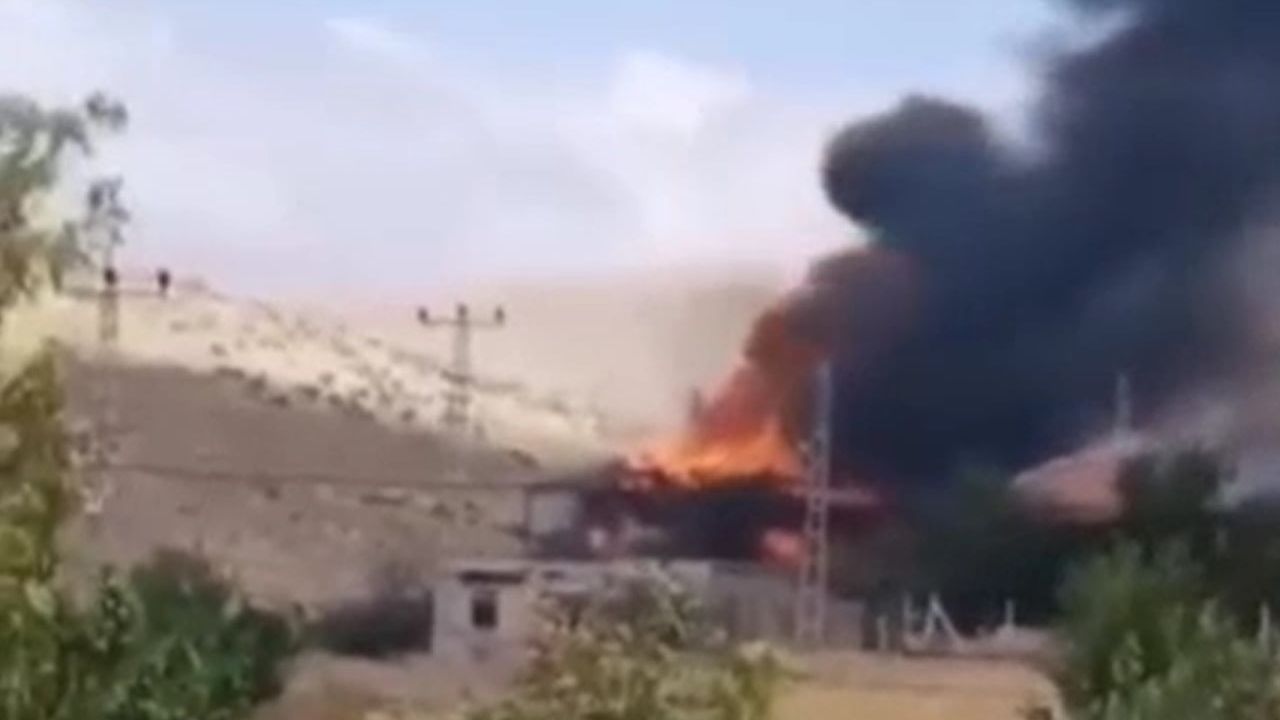Bahçedeki saman yangını müstakil evi ağır hasara uğrattı