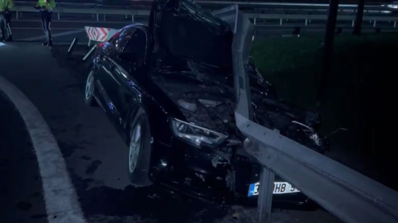 Bahçelievler'de bariyere çarpan otomobilin arka koltuk yolcusu yaralandı