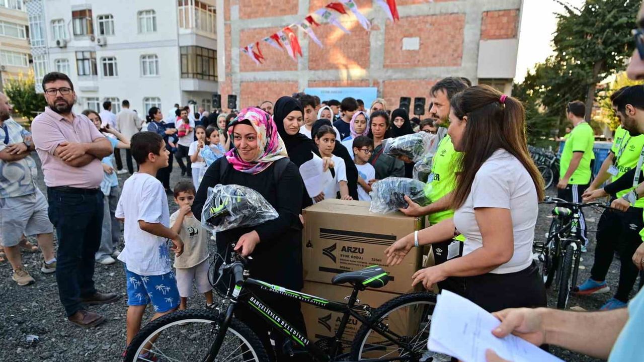 Bahçelievler'de sağlıklı yaşam için 100 çocuğa 44. bisiklet dağıtımı