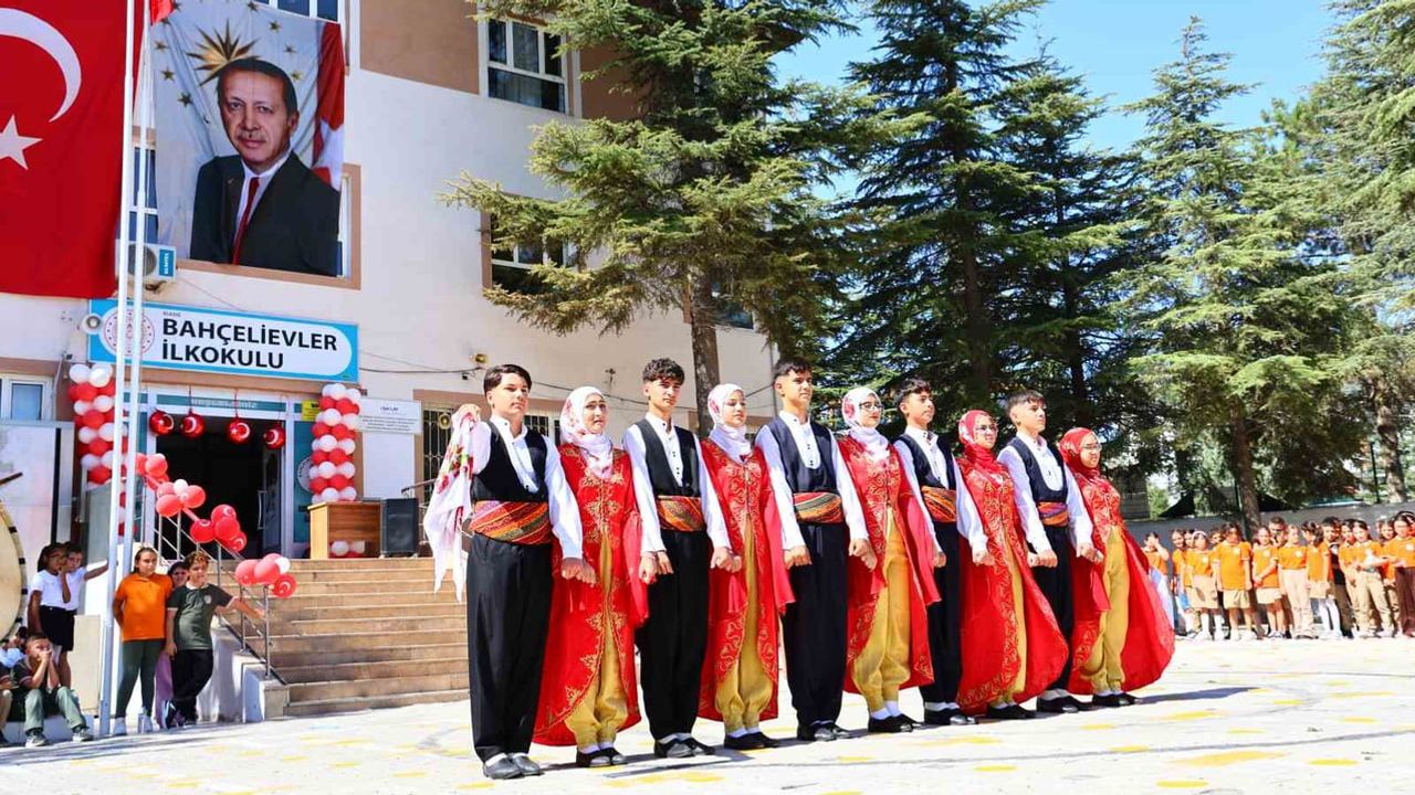 Bahçelievler ilkokulunda çocuk sesiyle başlayan İlköğretim Haftası