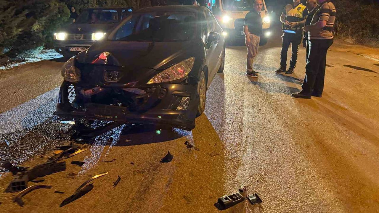 Bahçelievler kavşağında gece çarpışması: motosiklet sürücüsü yaralandı