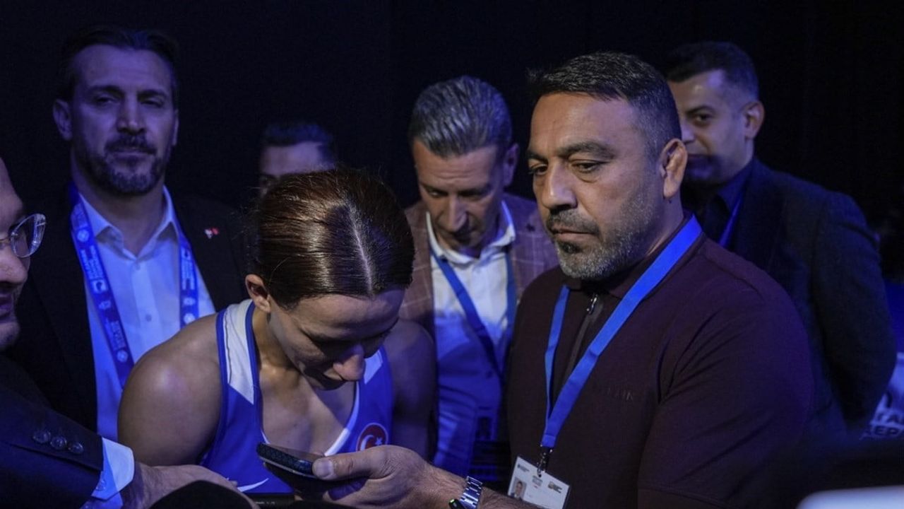 Bakan Bak'tan Sofya'daki Avrupa boks başarısına tebrik