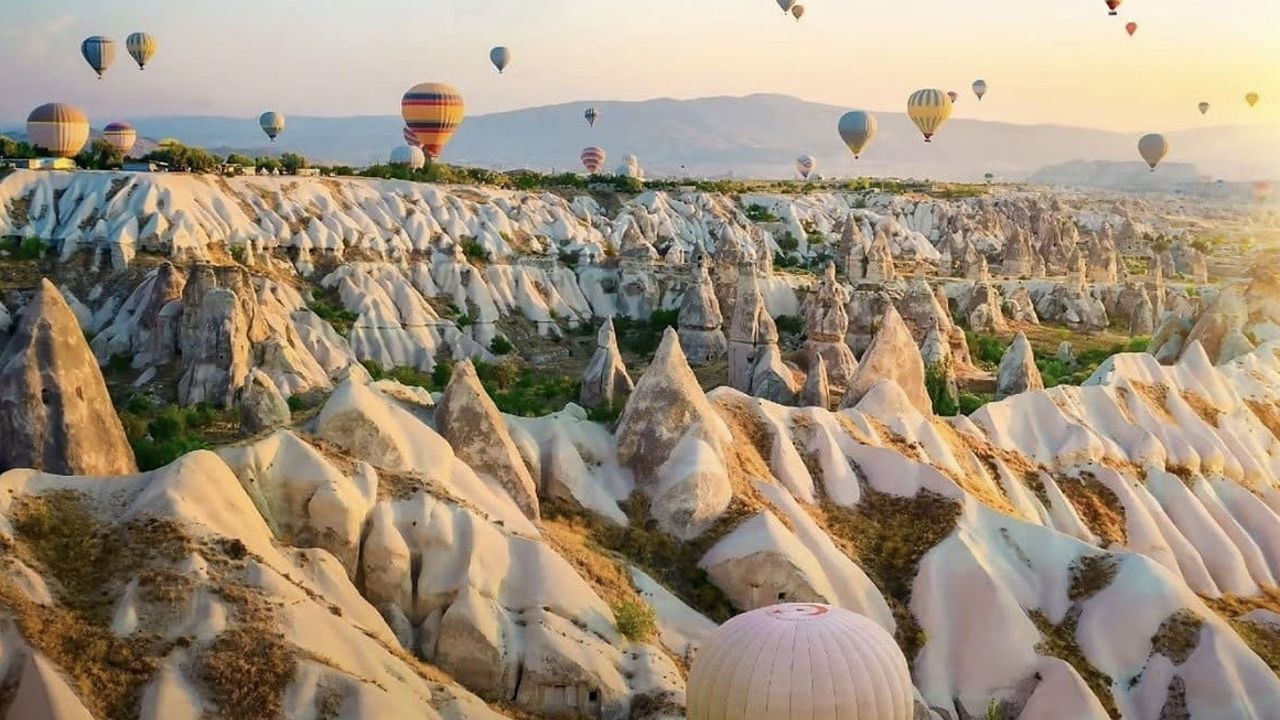 Bakan Ersoy Kapadokya görseliyle doğal ve kültürel mirası ön plana çıkardı