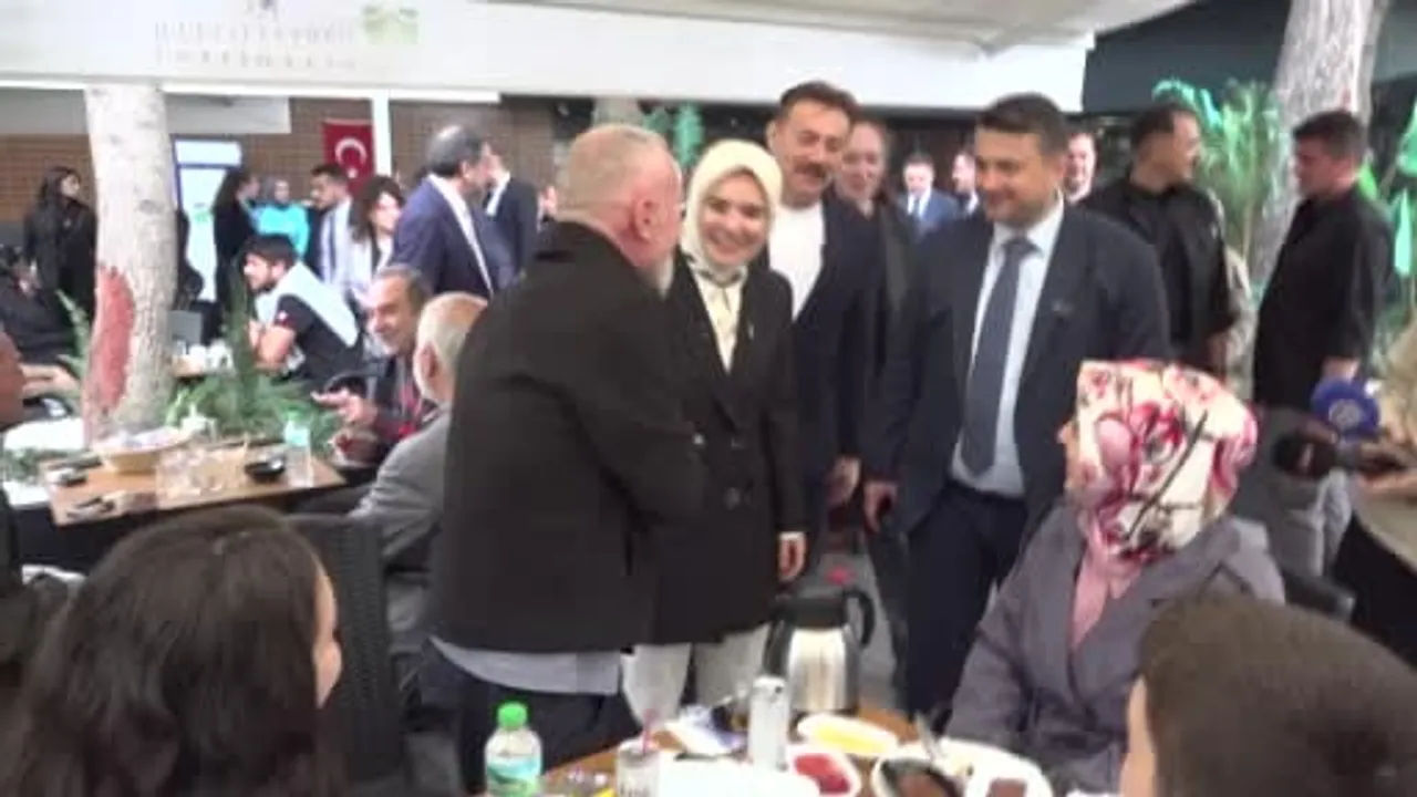 Bakan Göktaş çocuklara oyuncak verdi, esnafın taleplerini yerinde dinledi