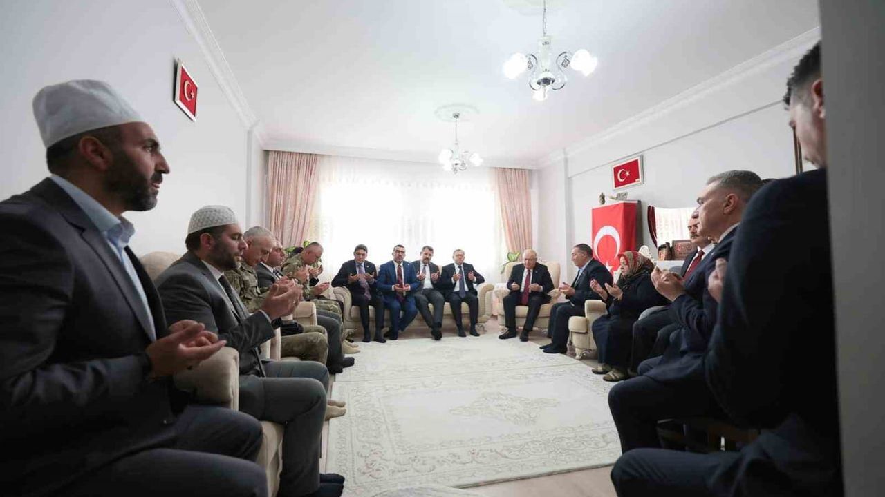 Bakan Güler şehit Emin Polat'ın Kars'taki baba ocağını ziyaret etti