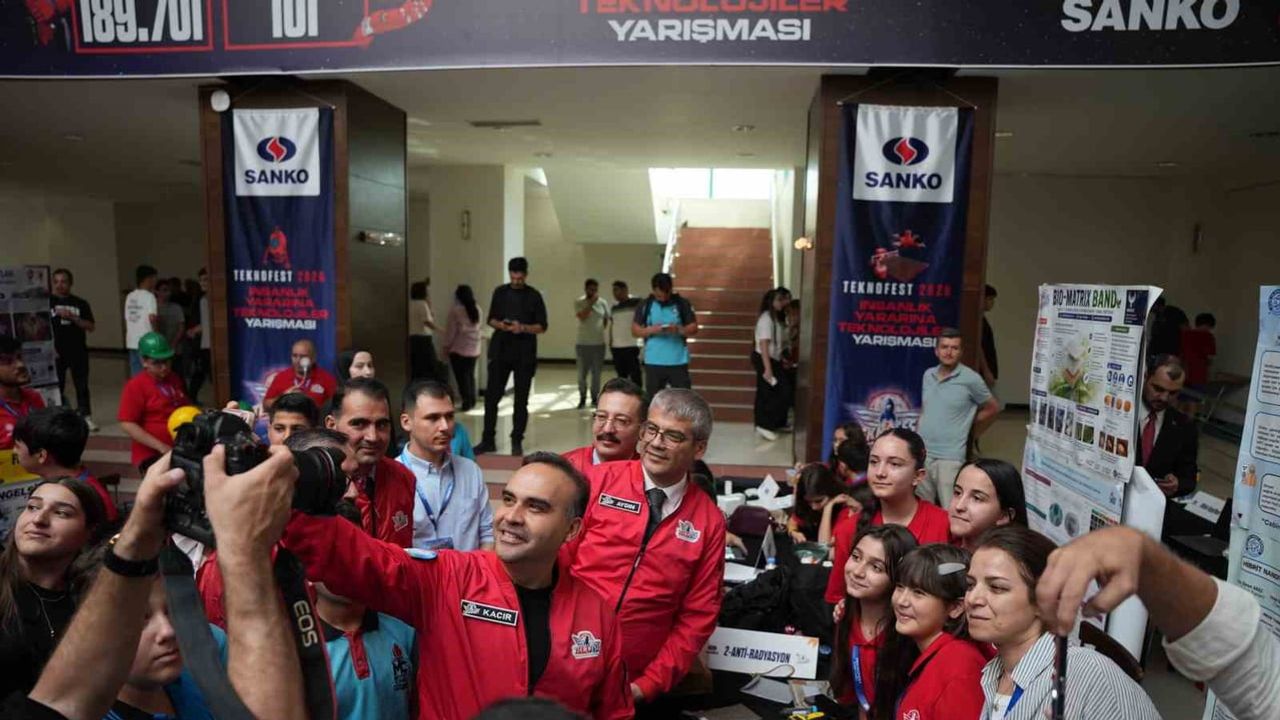 Bakan Kacır ve Selçuk Bayraktar, gençlerin insanlık yararına projelerini Diyarbakır'da inceledi