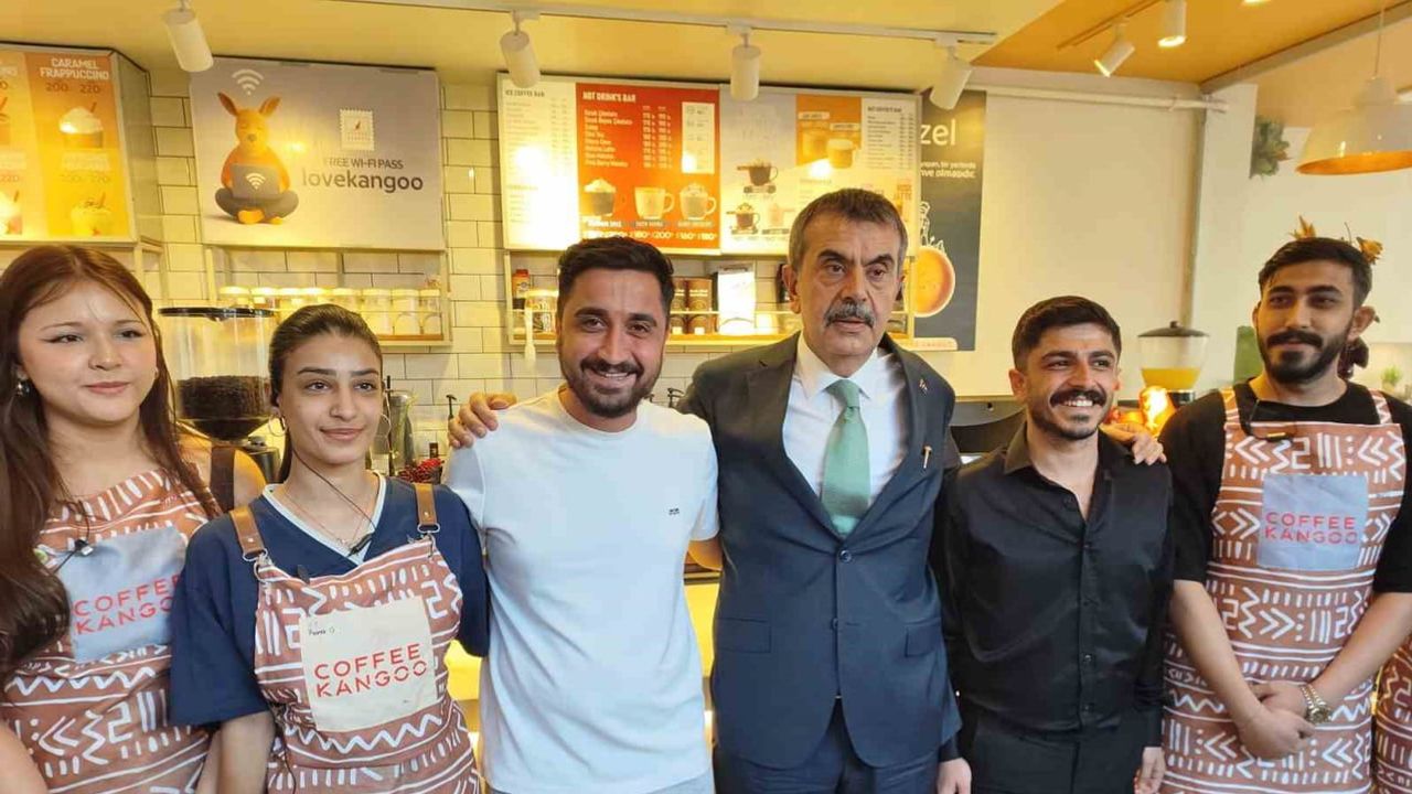 Bakan Tekin Barış Çayevi'nde terörsüz Türkiye sürecine destek çağrısı yaptı