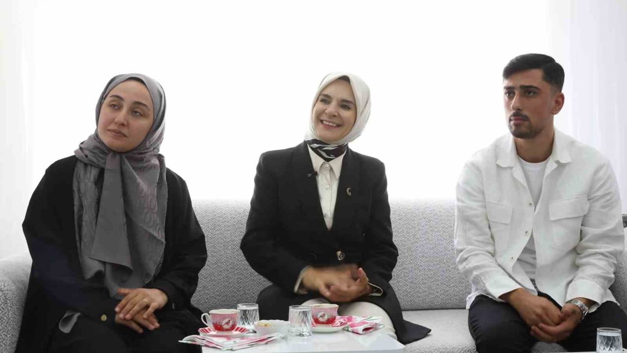 Bakanın kahveli ziyareti: evlilik desteğiyle kurulan yeni yuvada sohbet