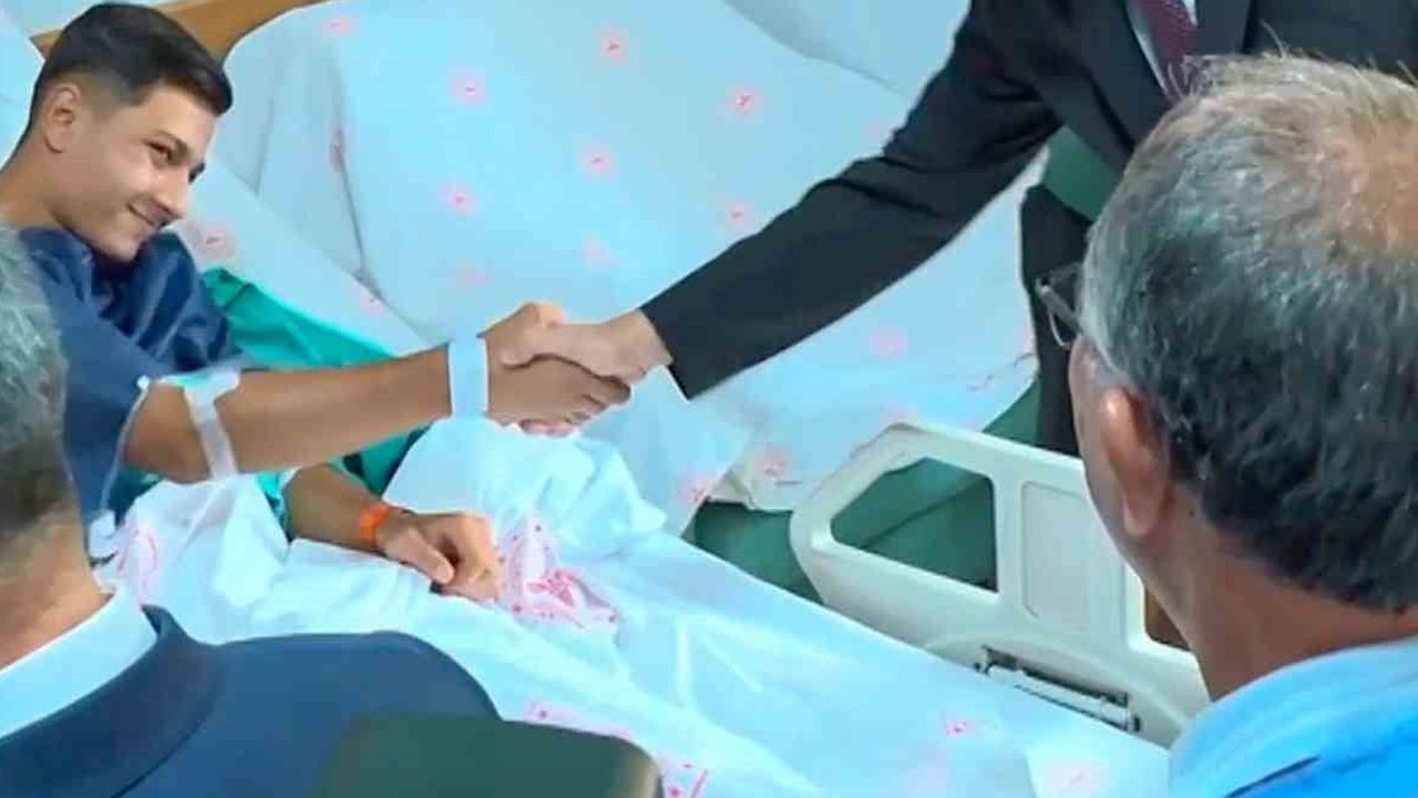 Bakanlar turgutlu'da yaralı öğrencileri hastanede ziyaret etti