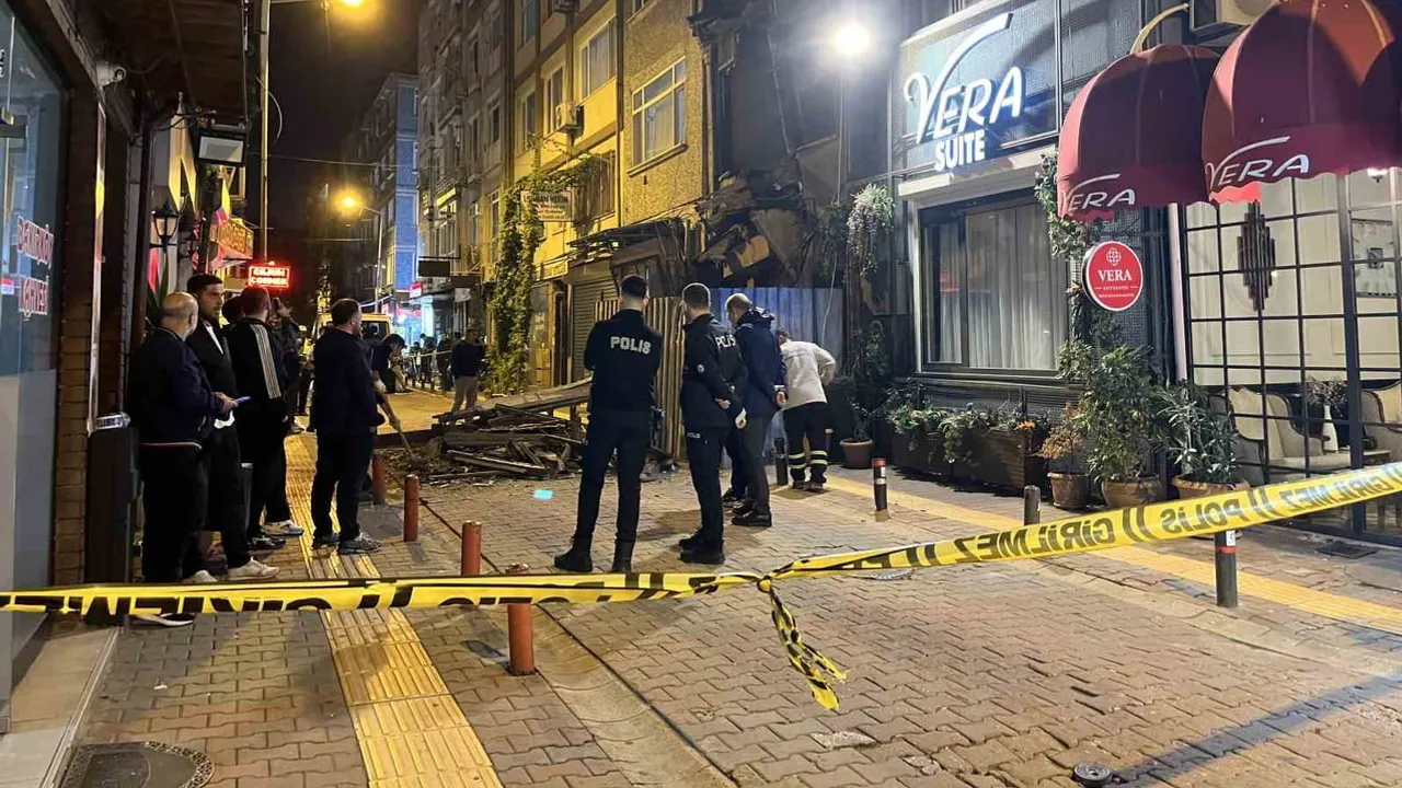 Bakırköy’de molozlarla kapanan sokakta üst katın çöküşü kayda geçti