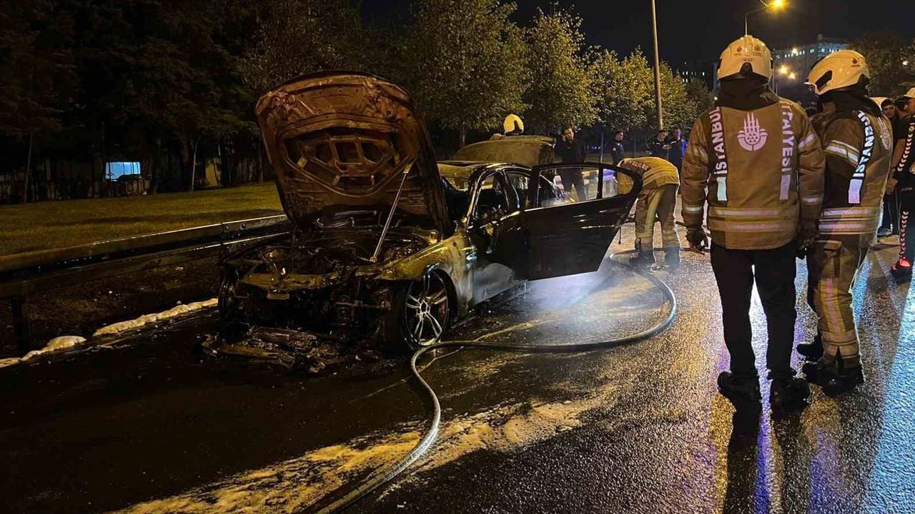 Bakırköy'de seyir halindeki otomobil motor alevleriyle durdu