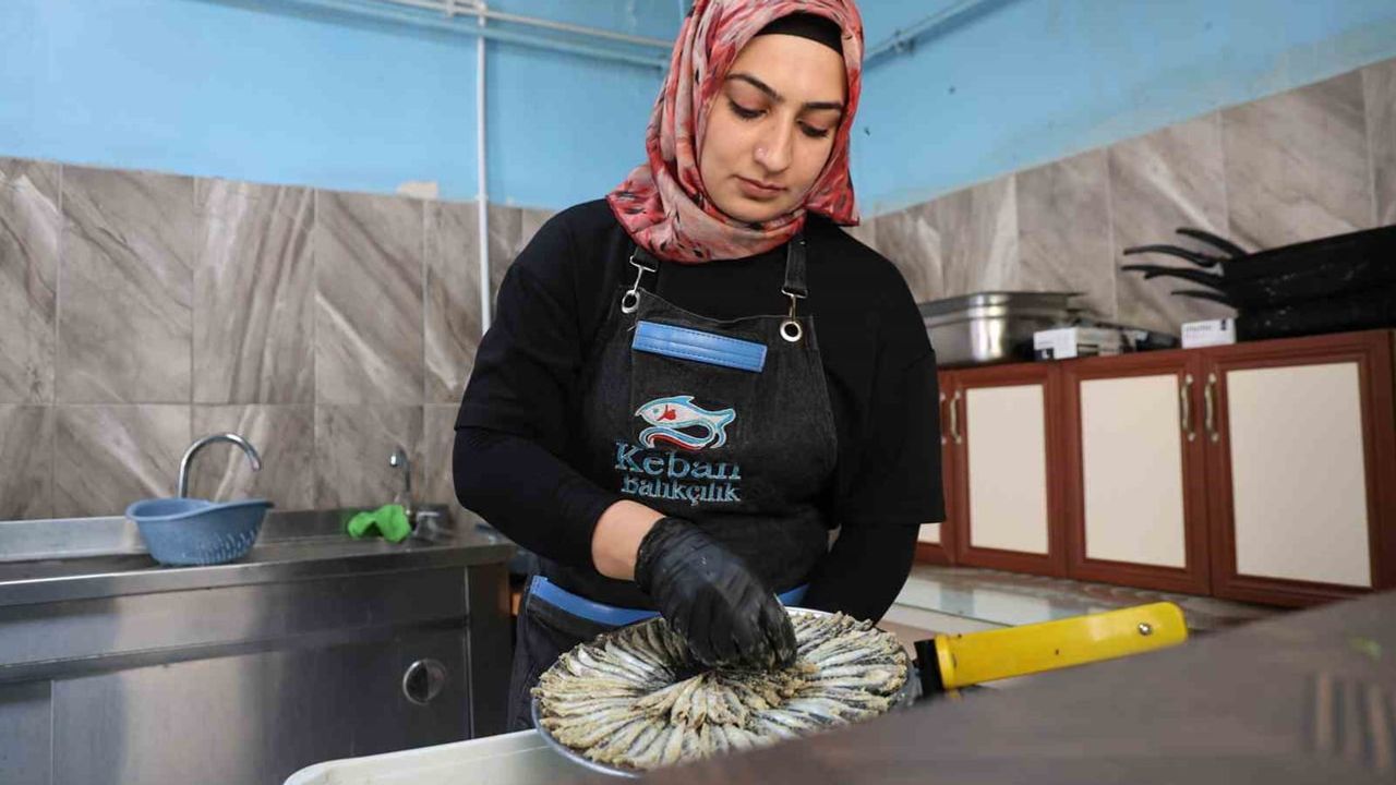 Balık ekmeğini kadın eliyle pişiren usta siparişlere yetişmekte zorlanıyor