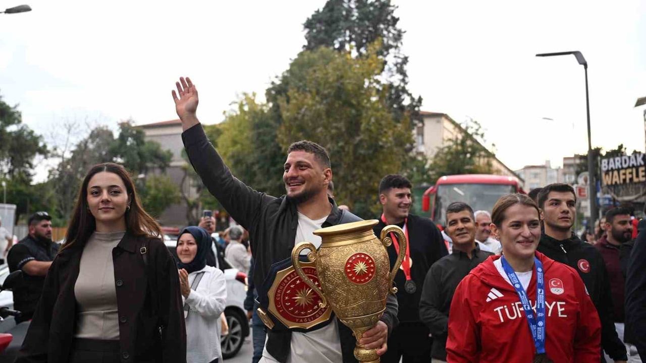 Balıkesir'de başpehlivan ve Avrupa bronzu sahibi coşkuyla karşılandı