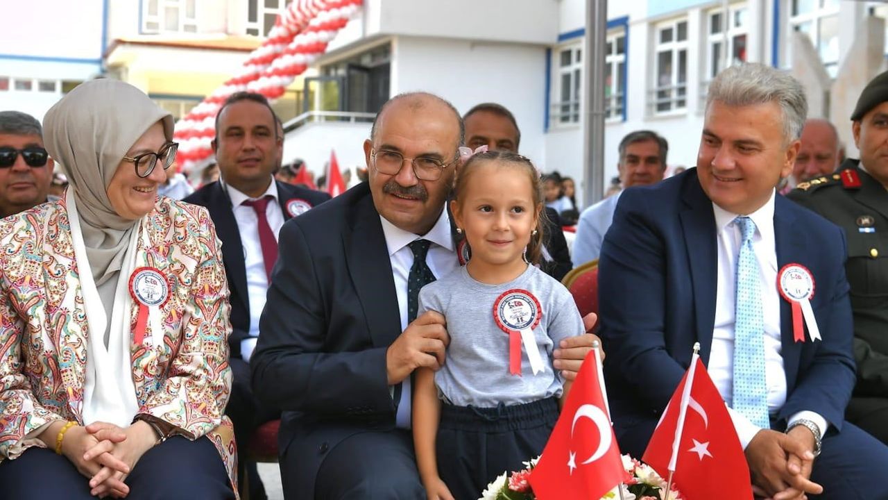 Balıkesir'de eğitim yılına ilk adım: İsmail Ustaoğlu zili çaldı