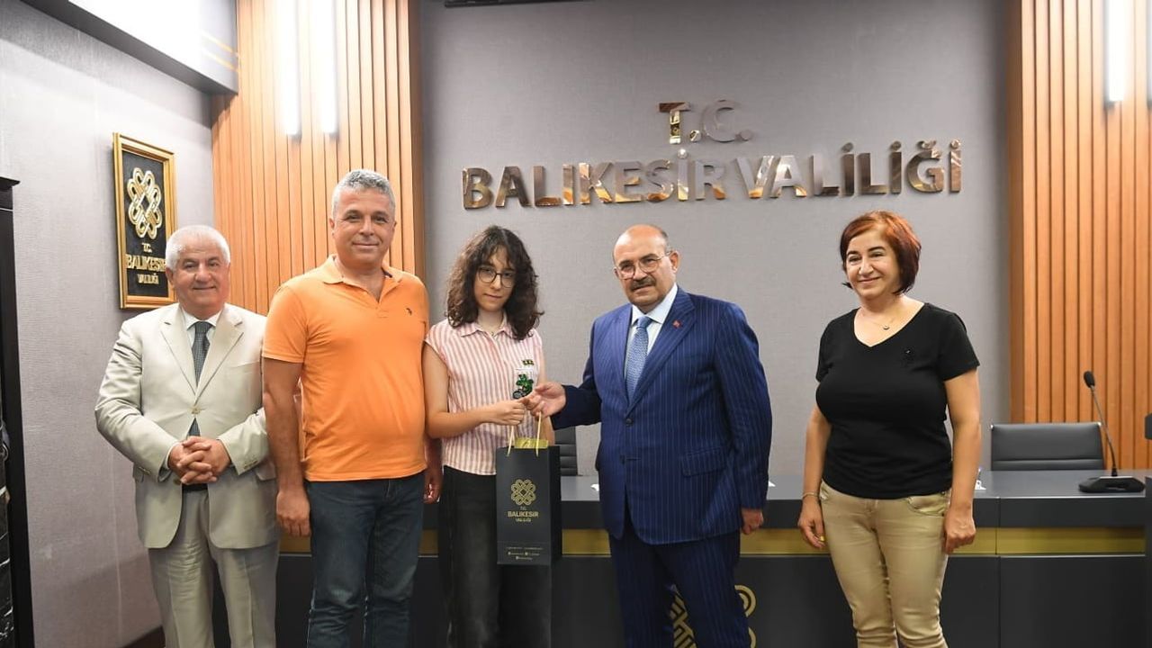 Balıkesir valisi genç şampiyonları kutladı