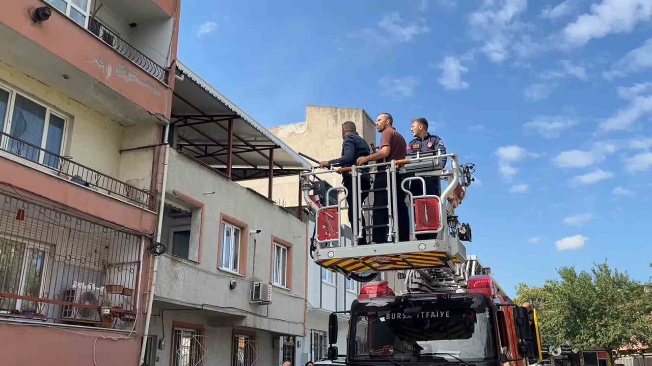 Balkonda bıçakla iki saat direndi, itfaiyenin yardımıyla teslim oldu