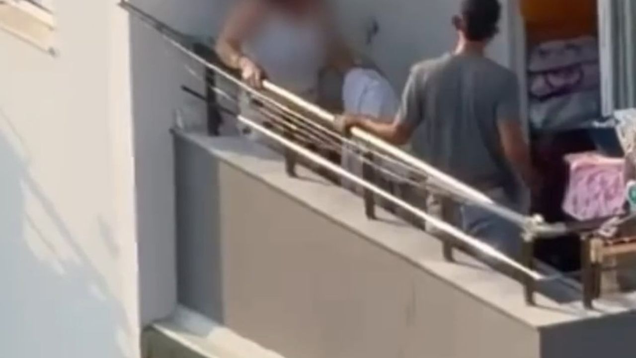 Balkonda sopa ile darp anları Gültepe'de cep telefonu kamerasında